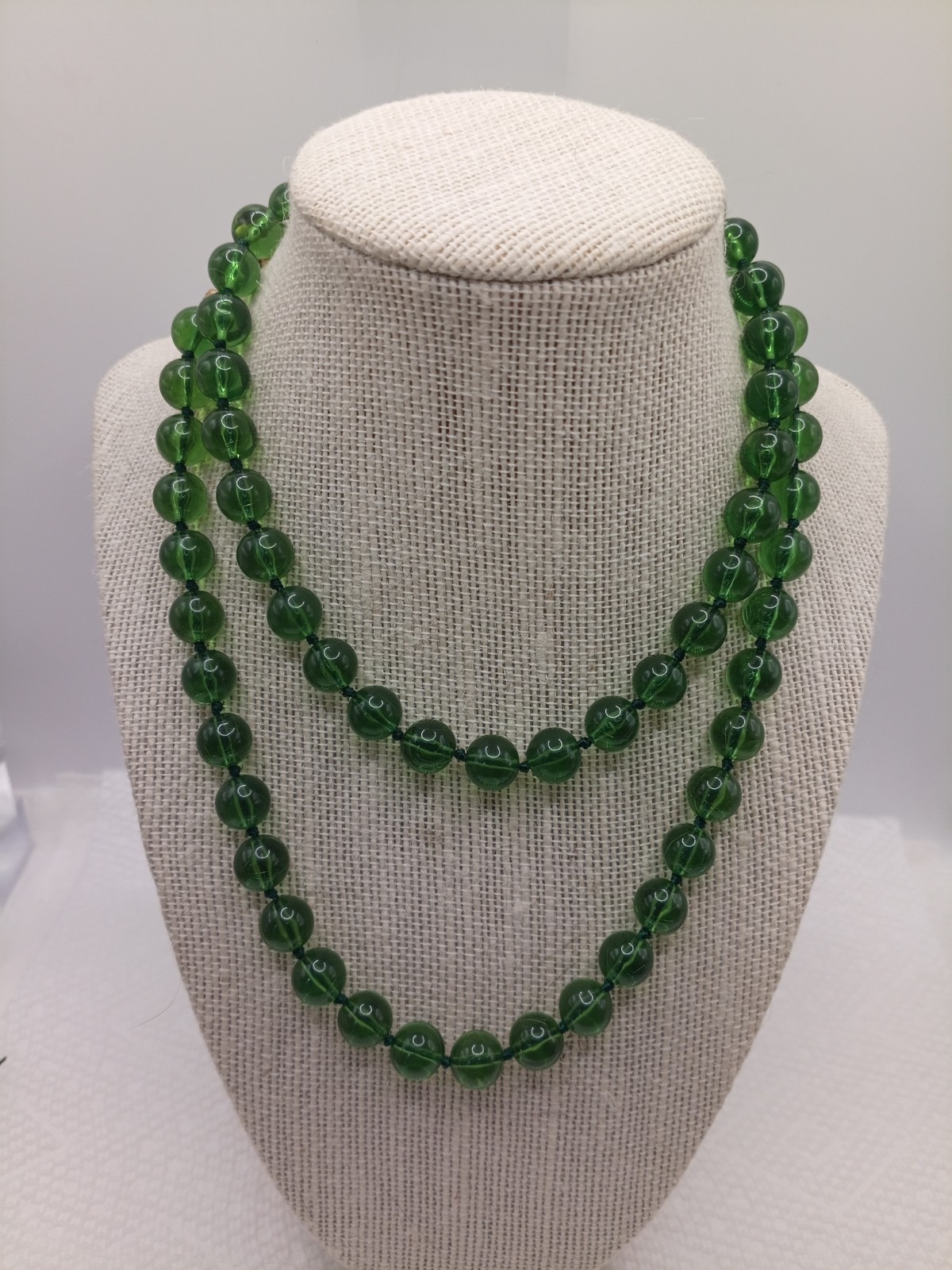 LIZ CLAIRBORNE Green Acrylic Bead Necklace 10mm Beads 32 Inches Long