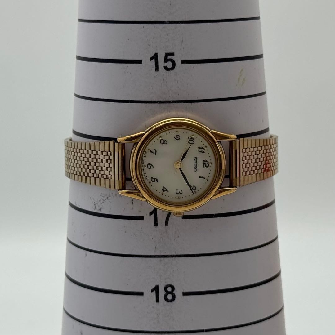 SEIKO new battery wristwatch working item V701 1930 bracelet