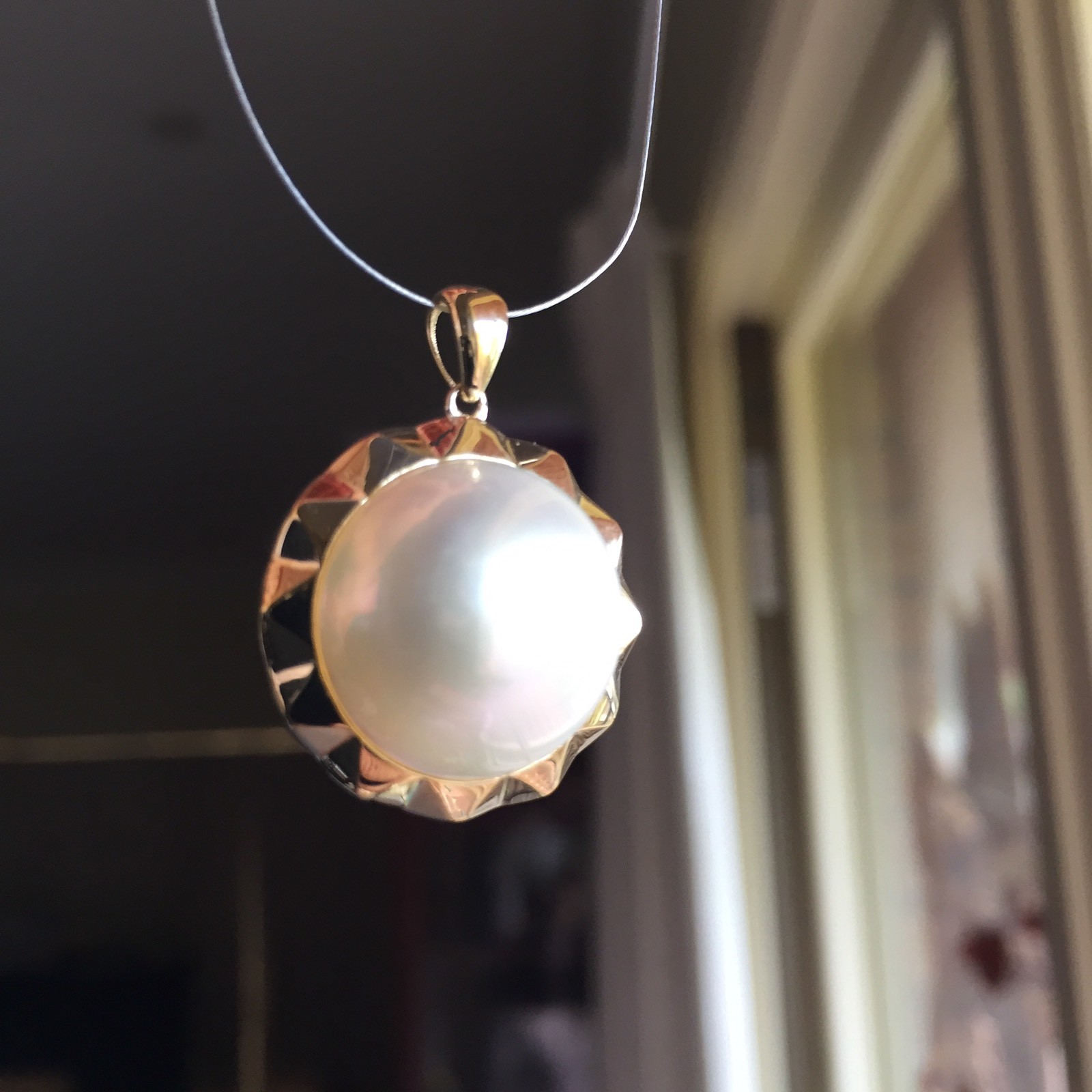 Top luster 16mm Seawater Mabe pearl Natural White 9k Gold Pendant 25.25cts