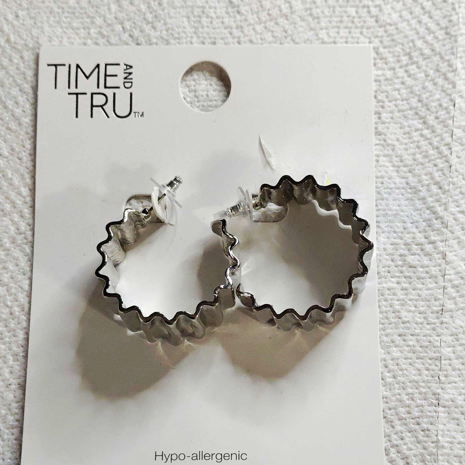 Time and Tru Silver Tone Wavy Scalloped Hoop Earrings Hypo-allergenic