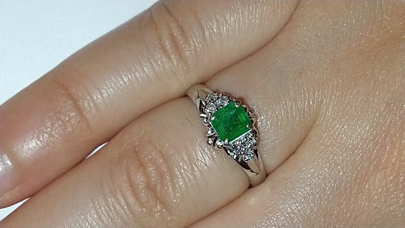 Solid platinum 0.84 carat natural emerald diamond ring 4.60 grams pt900 READ