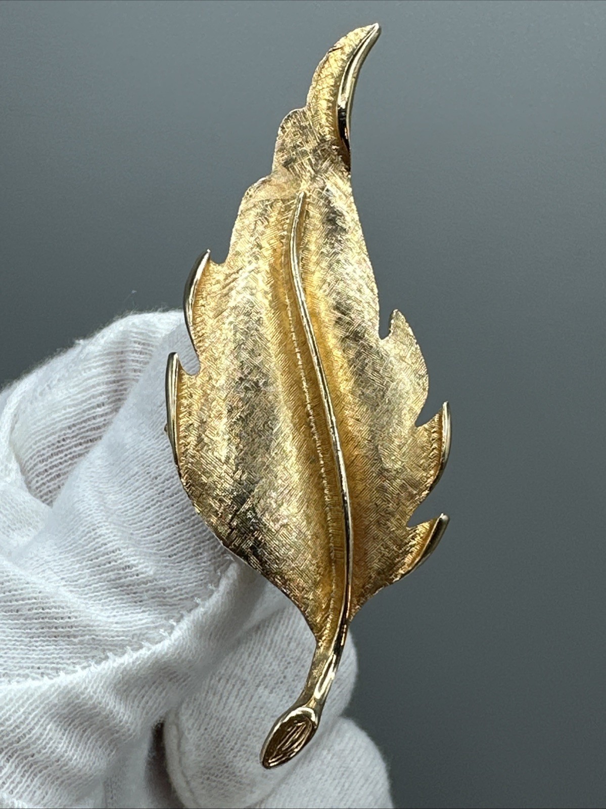 Vintage Leaf Brooch Gold Tone #885