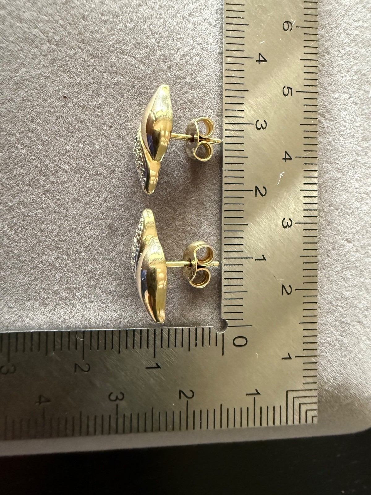 Stud earrings with 2 diamonds 585 Yellow gold