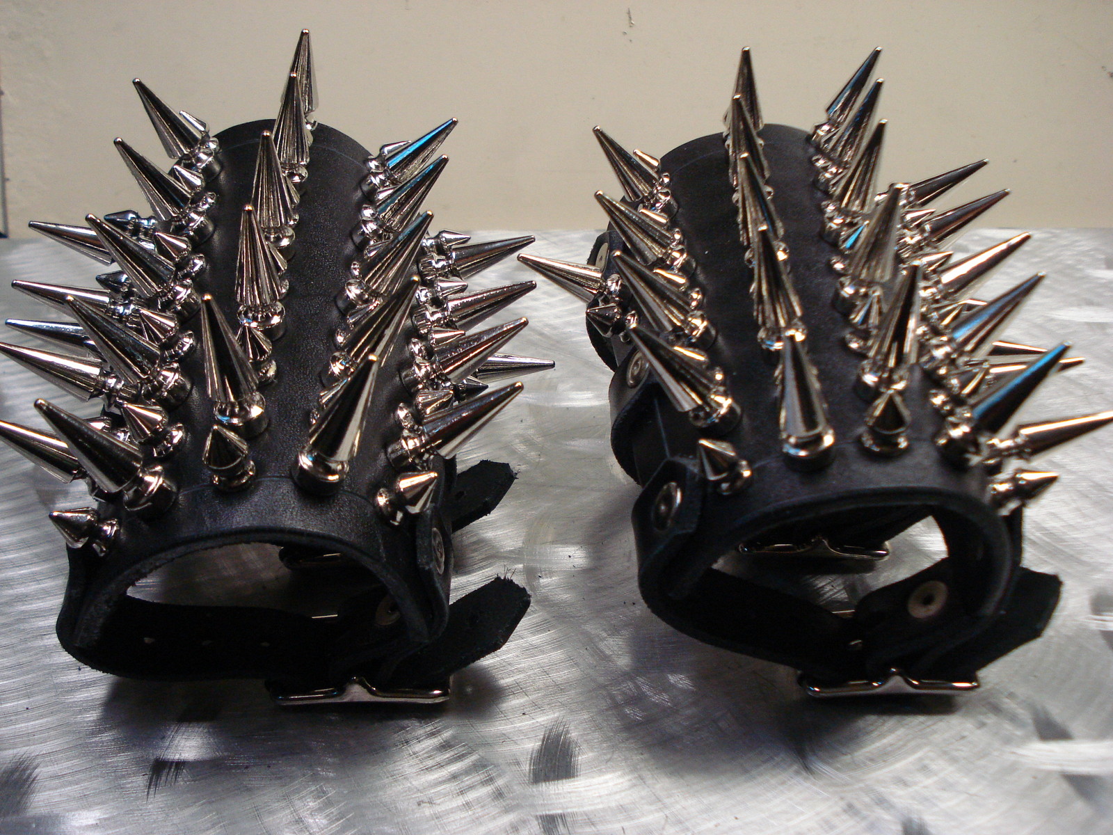 UNISEX BRACELET SMALL SIZE MIXED SPIKES.BLACK METAL. (MDLUB0267)……CONQUEROR