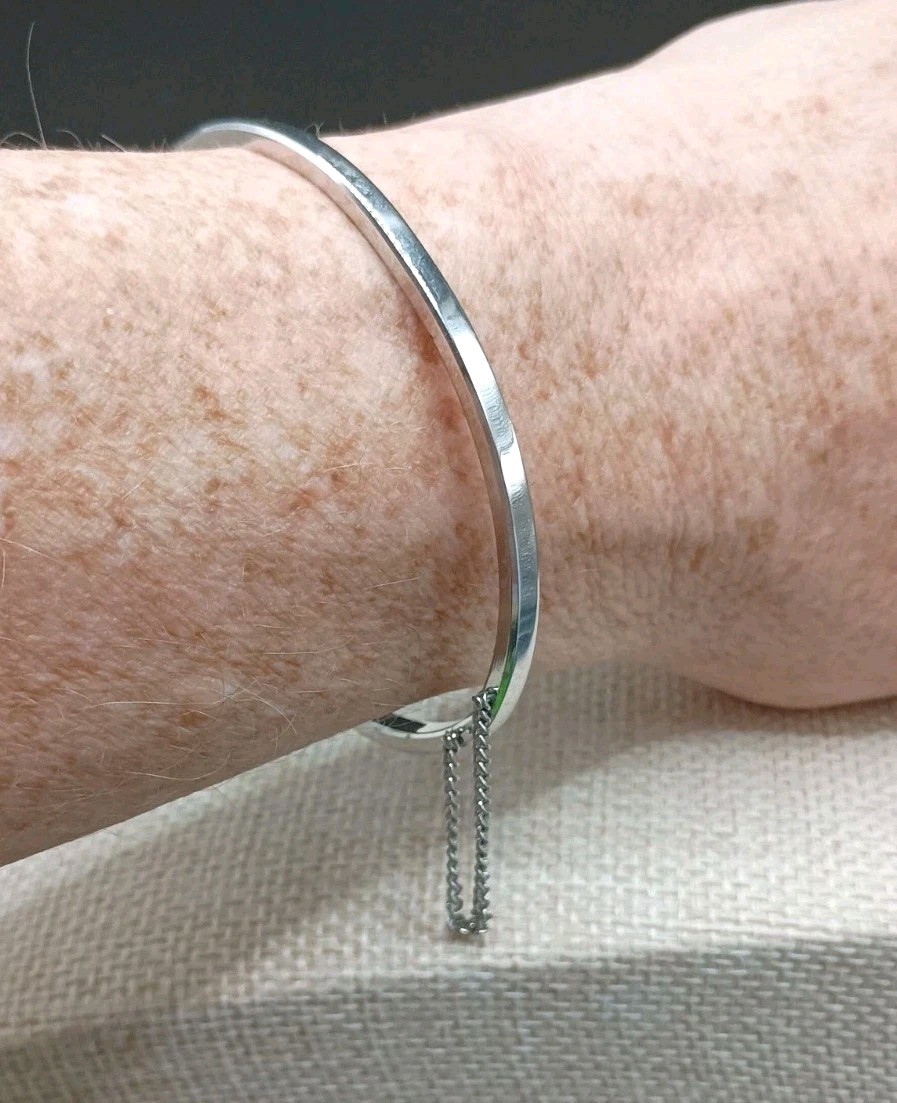 Vintage Pastelli Hinged Bangle Bracelet Silver Tone 7″ Saftey Chain Push Lock