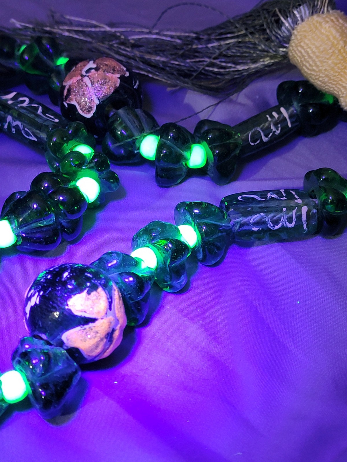 Vintage Glass Green Molded Strand Floral Pattern NO Closure 36 inches Heavy