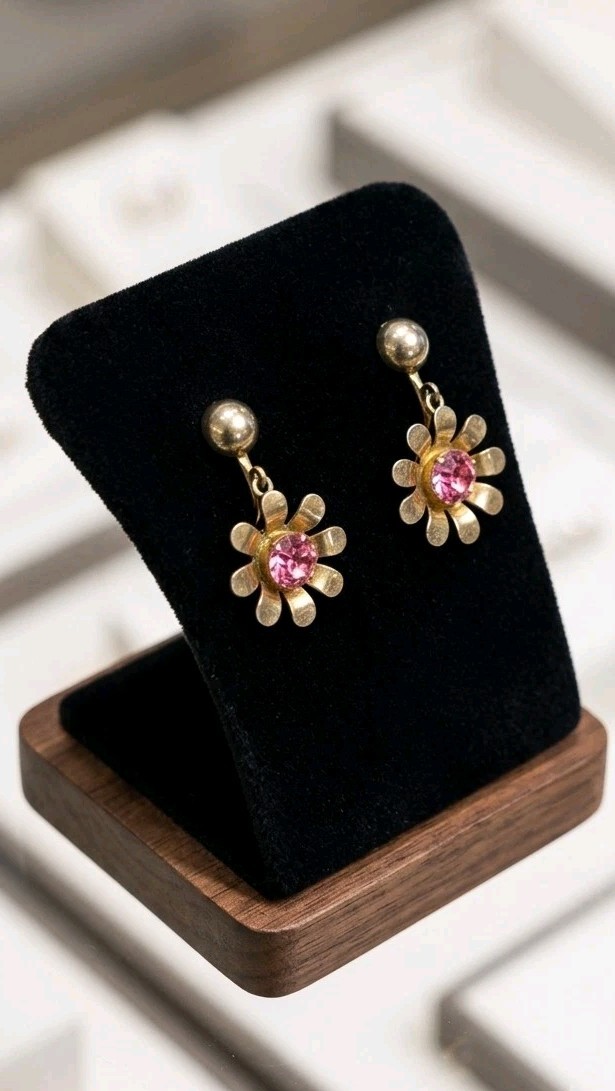 Vintage Gold Tone Pink Rhinestone Flower Screw Back Earrings Unsigned Retro…