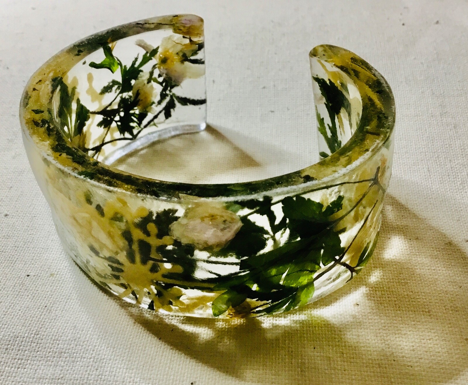 Everblossom White Flower Resin Bangle – Nature-Inspired Jewelry with Real and Ar
