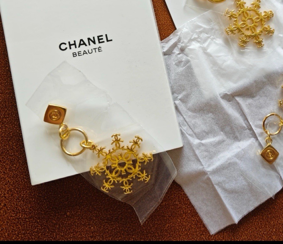 Rare (1) CHANEL Beauty 2024 VIP Gift Snowflake Charm w/Double C Logo Pendant