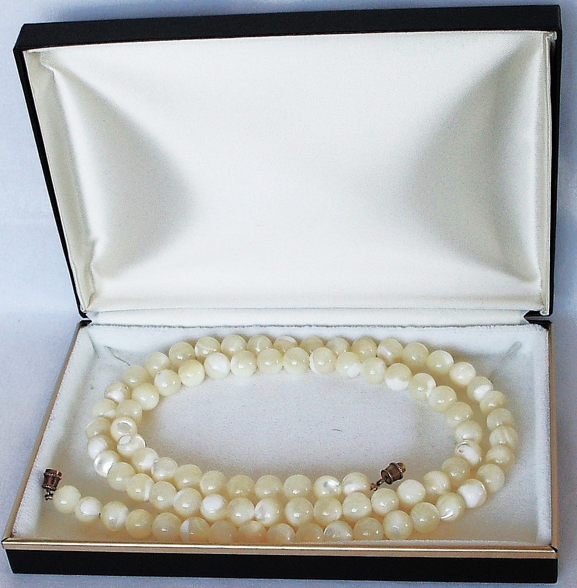 Vintage Estate 28″ 8.7mm White Mother Of Pearl Round Bead Necklace w/Box VGC
