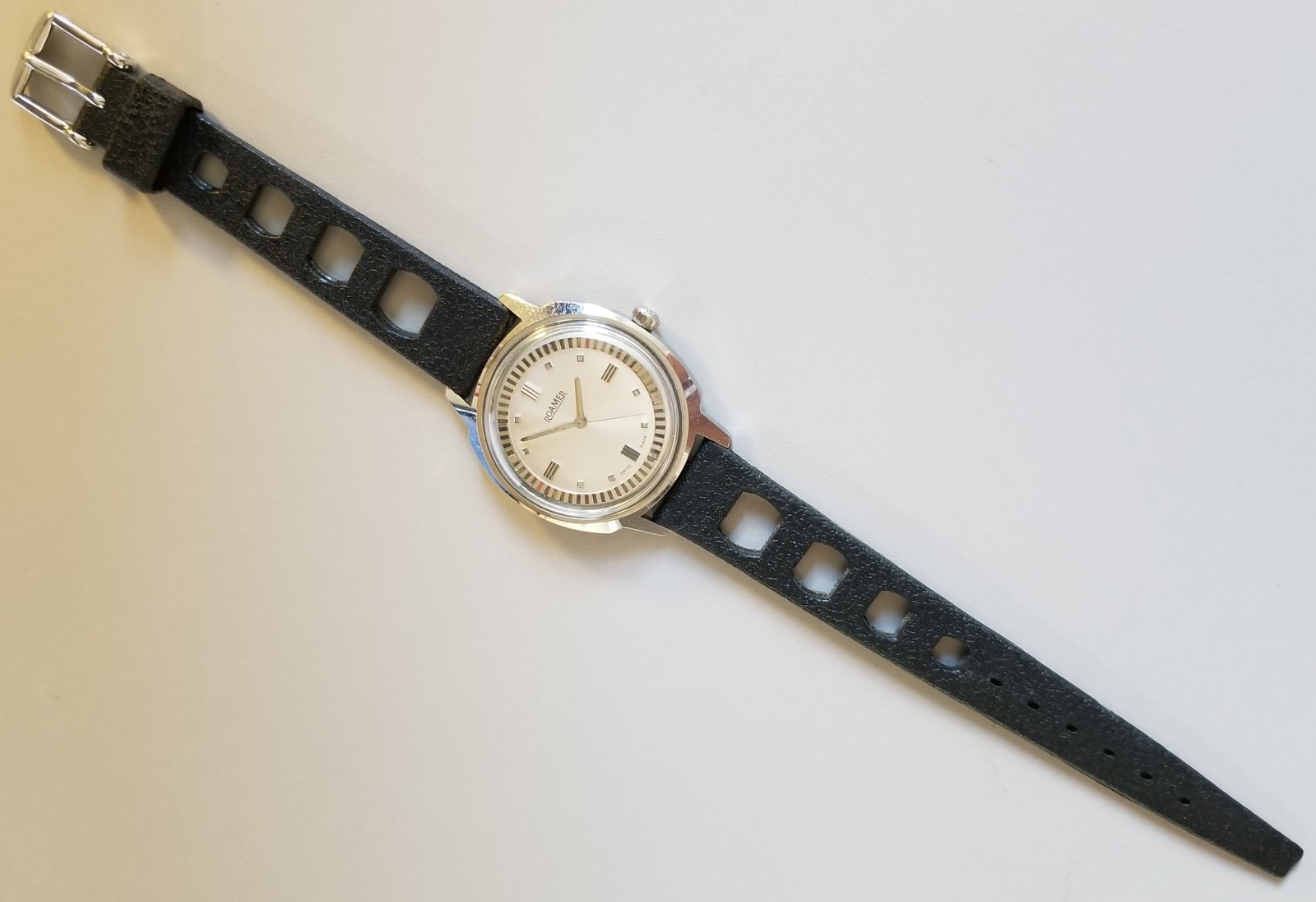 ROAMER 305 467 SWISS NOS 35 MM ST. STEEL CASE WIND UP MEN’S WATCH-ORIGINAL STRAP