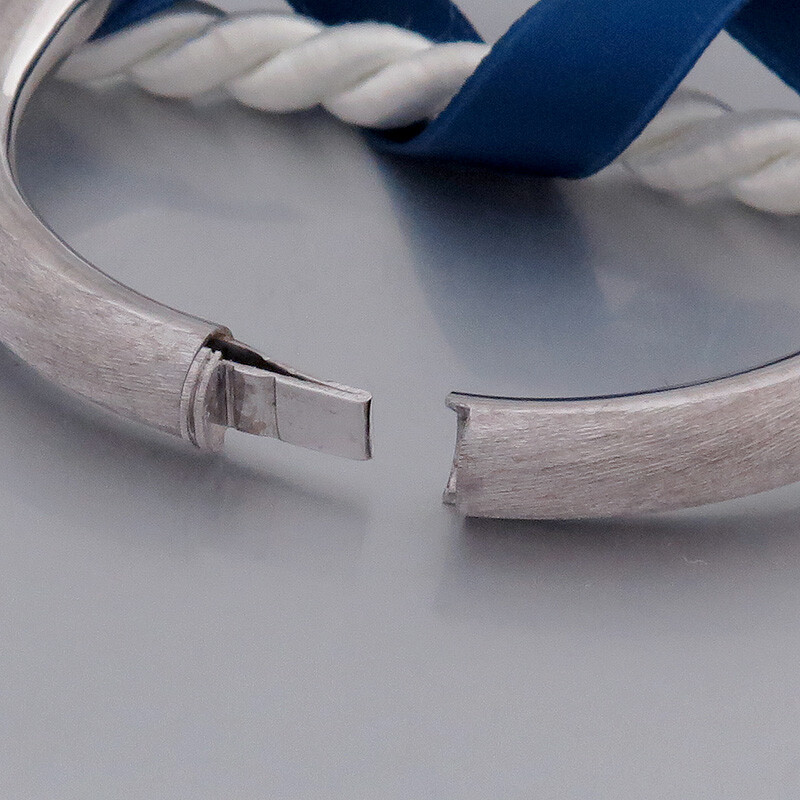 Vintage Bangle – Hinged in 14K/585 White Gold – Frosted Finish