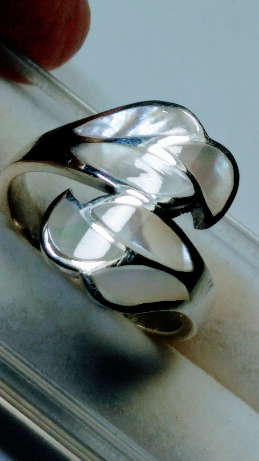 FETCHING STERLING SILVER .925 WITH MOP INLAYS DESIGNER RING IN SIZE 9.0-9.25