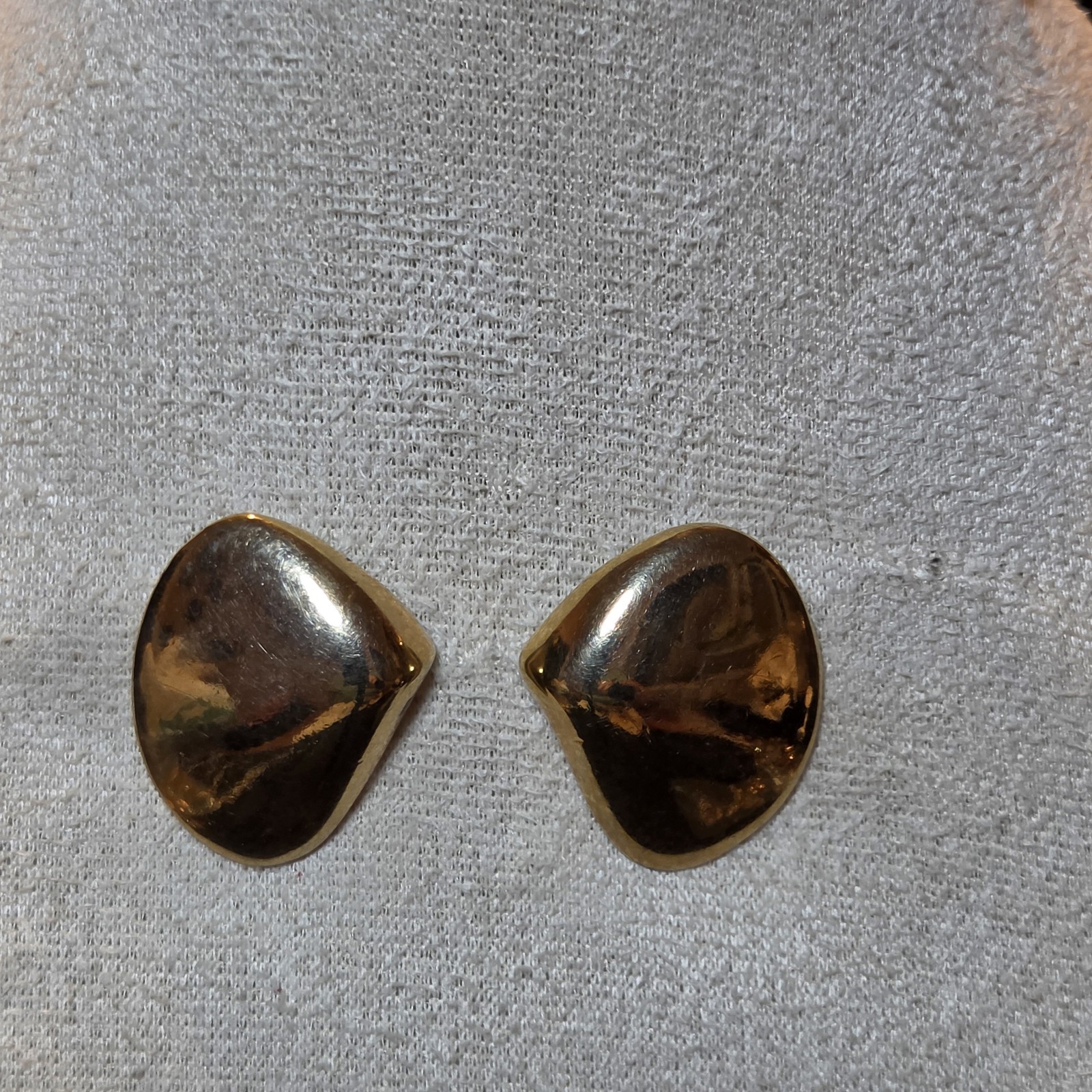 Smooth Gold-tone Stud Earrings With A Modern Organic Shape And Glossy Finish