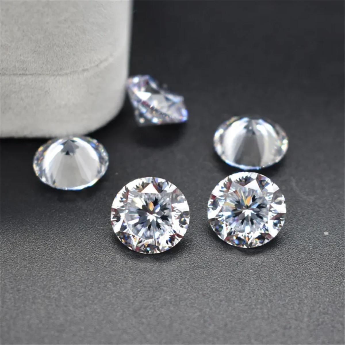 Round Diamond Cut Gem Brilliant Cut White Cubic Zirconia Nine Heart of A Flower