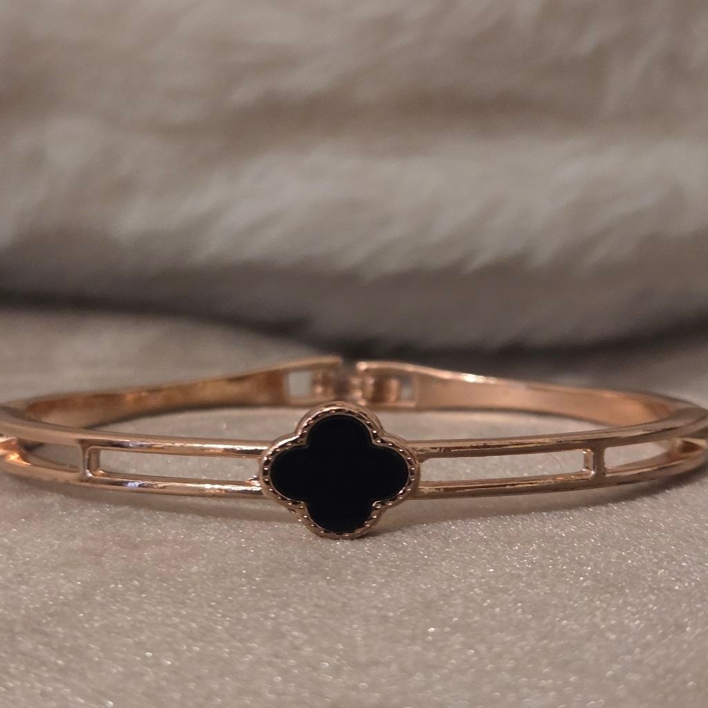Women’s Unbranded Rose Gold and Black Clover Bangle Bracelet, One Size