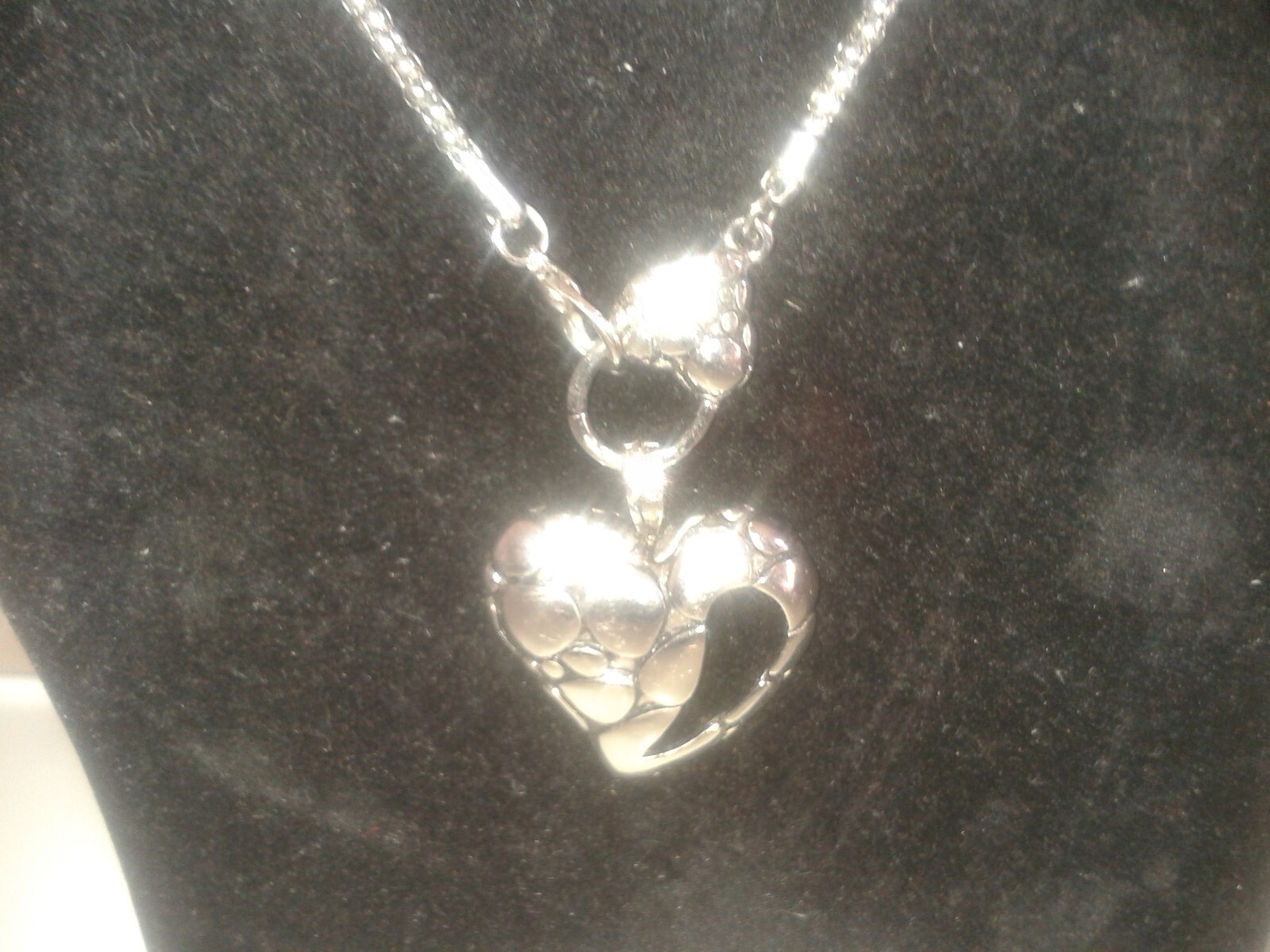 2016 Silver tone love heart, abstract shape pattern, pendant necklace. (A20b7)