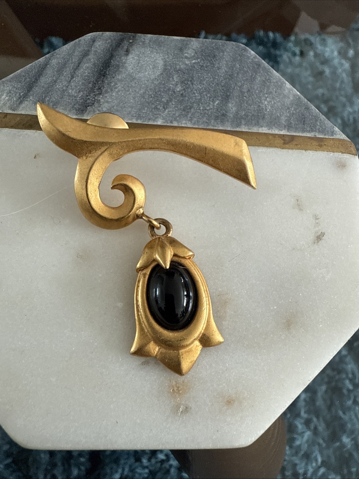VTG RARE KARL LAGERFELD ART DeCo GoLDToNe MaTTe/DaNGLiNg OVAL Fx BLaCK ONYX PiN