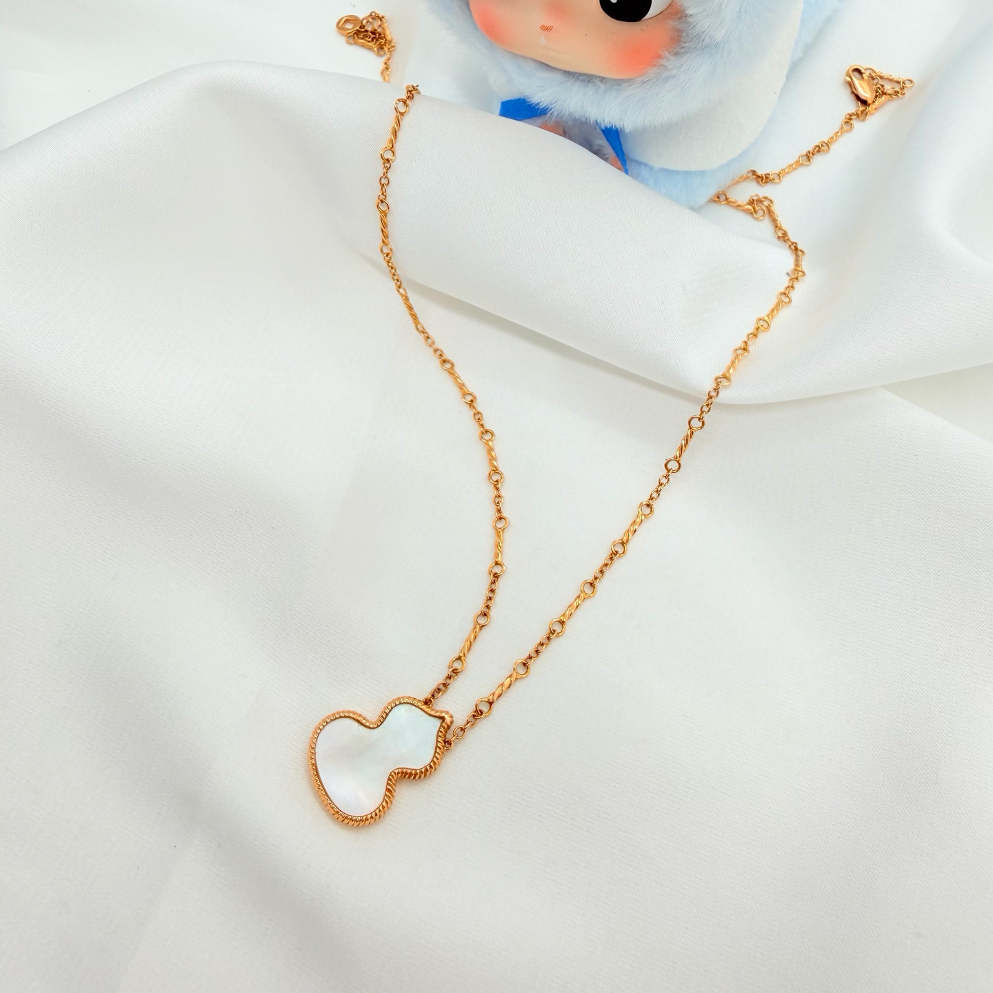 Qeelin Wulu 18K Rose Gold White Mother‑of‑Pearl Gourd Necklace No Accessories