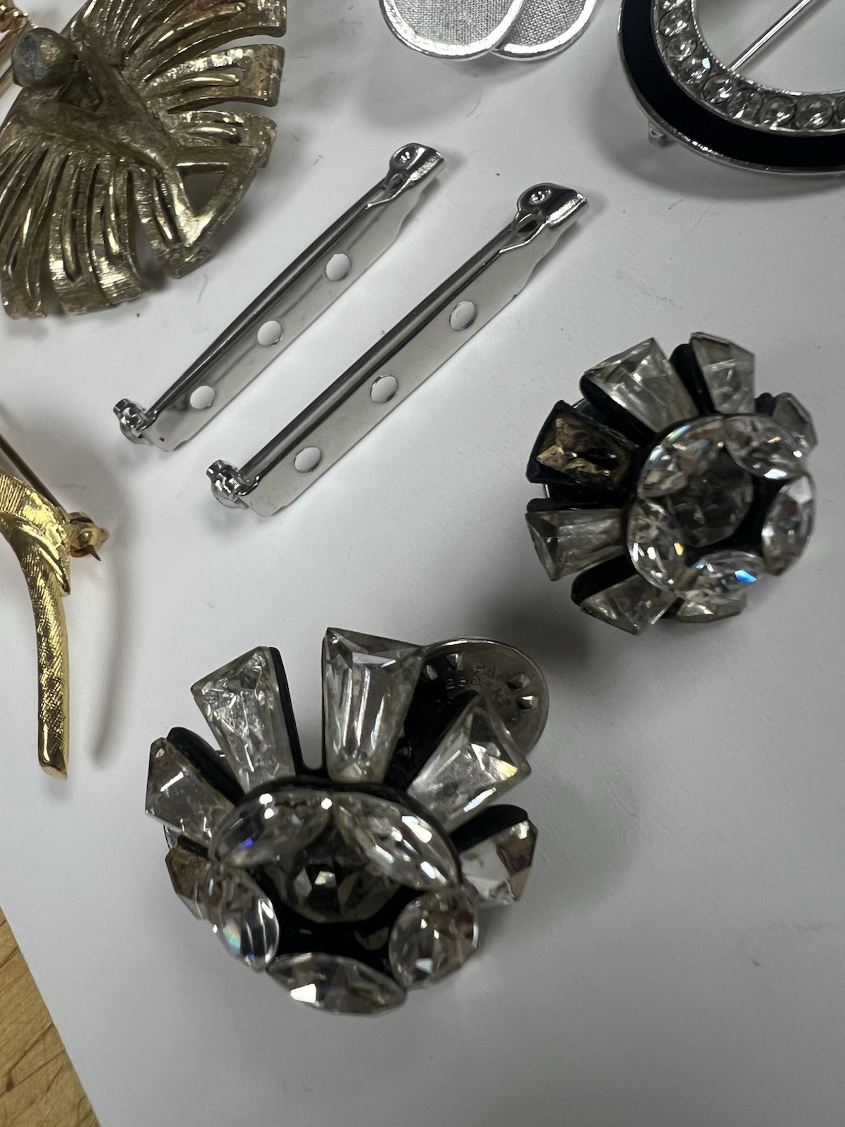 Lot Of Vintage Costume Jewelry Brooches / Pins Flowers, Frogs, Gold Tone, Etc