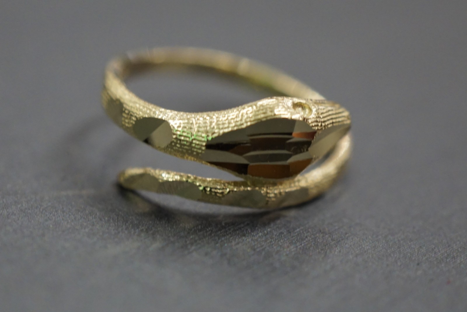 Real 14K Solid Yellow Gold Diamond Cut Snake Band Ring. Size 7