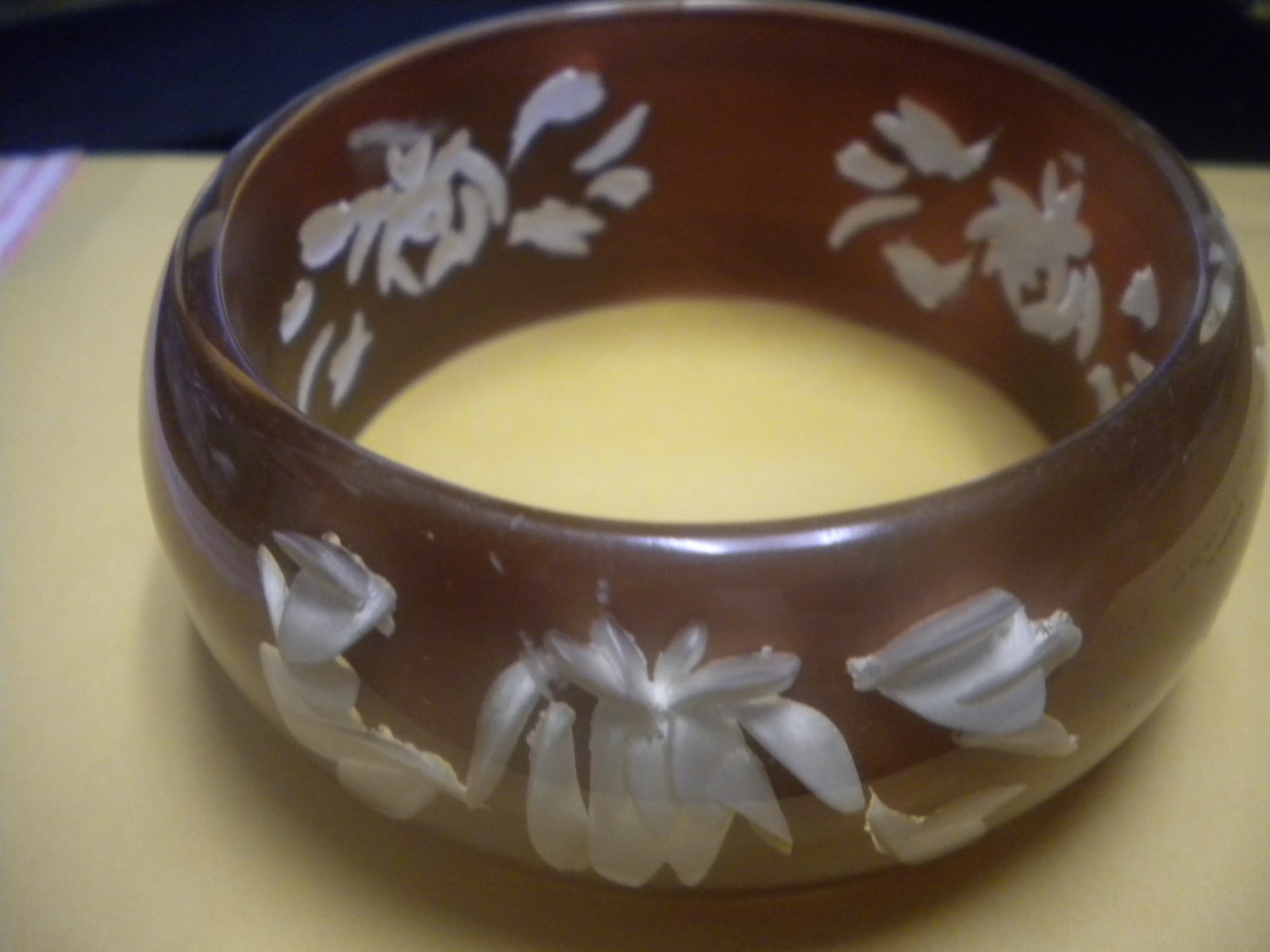 Chunky Thick BROWN Lucite Acrylic Bangle Bracelet with ENGRAVED FLOWERS OLD