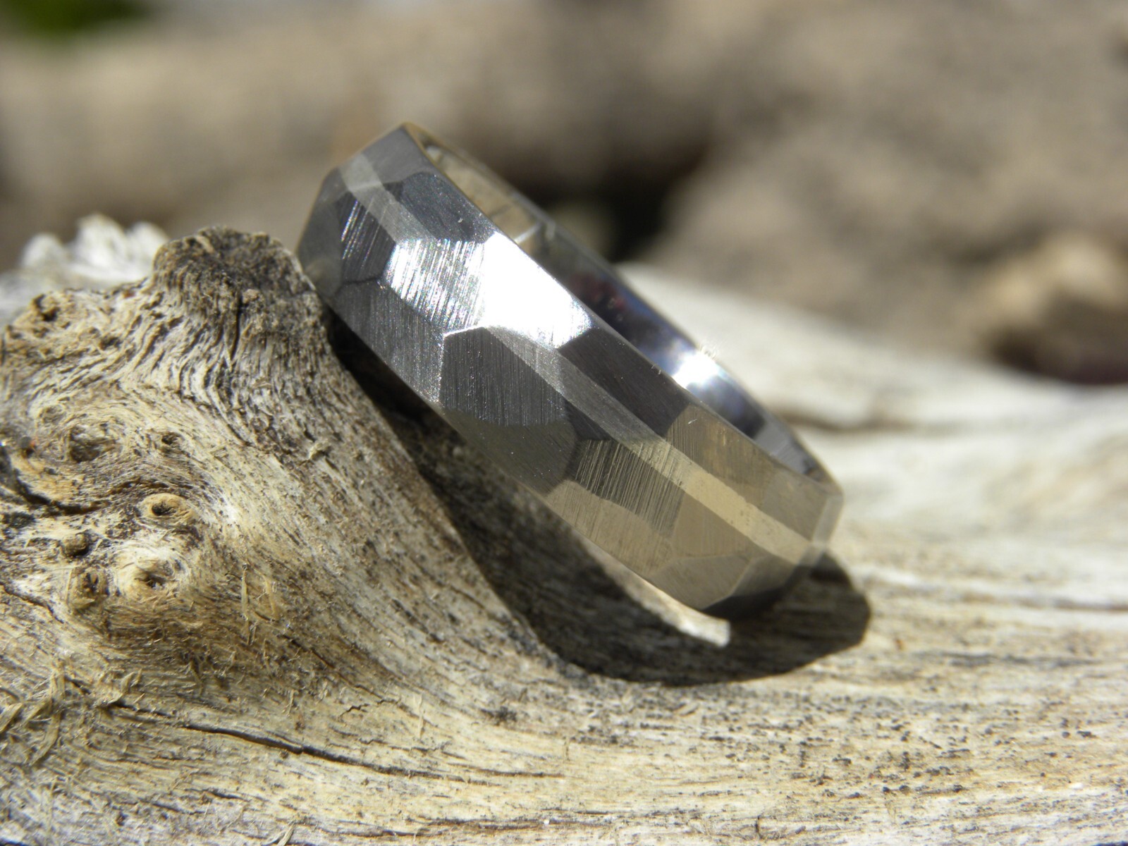 6mm Facet Cut Profile Titanium Band, Silver Stripe Inlay, Smooth Finish