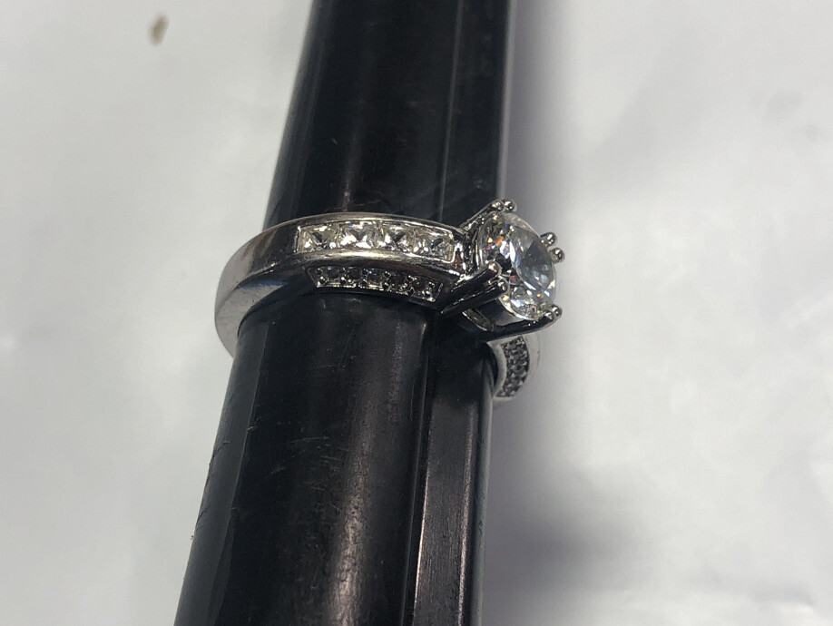 Ring Silver Tone White Colorless Glass Crystal Rhinestone Engagement Bridal Sz 9