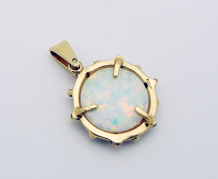 10k Yellow Gold 5/8″ Diameter Pendant with Opal 2.4 Grams
