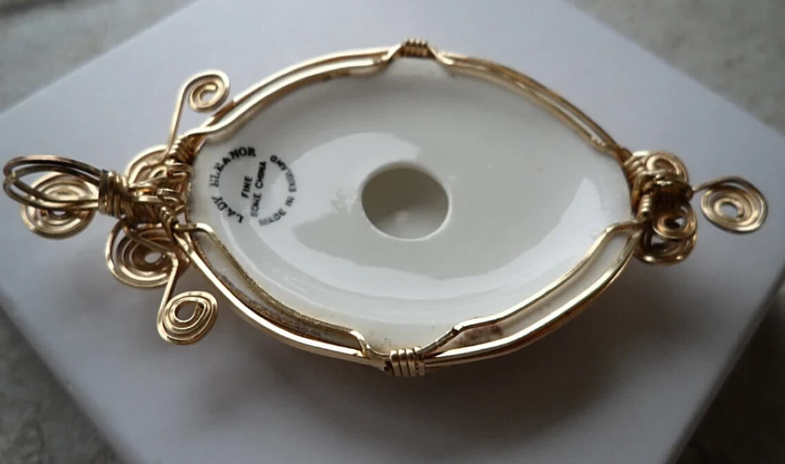 14kgf 1900 LADY ELEANOR FINE BONE CHINA ENGLAND PENDANT FOR NECKLACE;3.25 X1 5/8