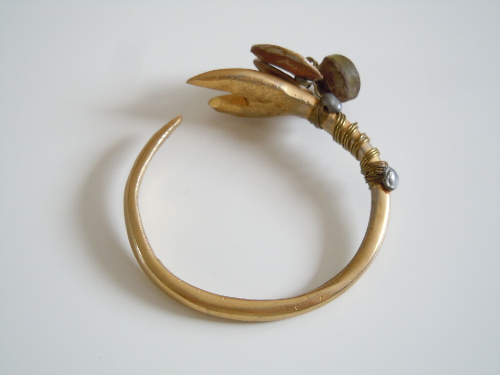 Bangle With Flower Decoration 81.4 G/6.8 X 6.6 Cm