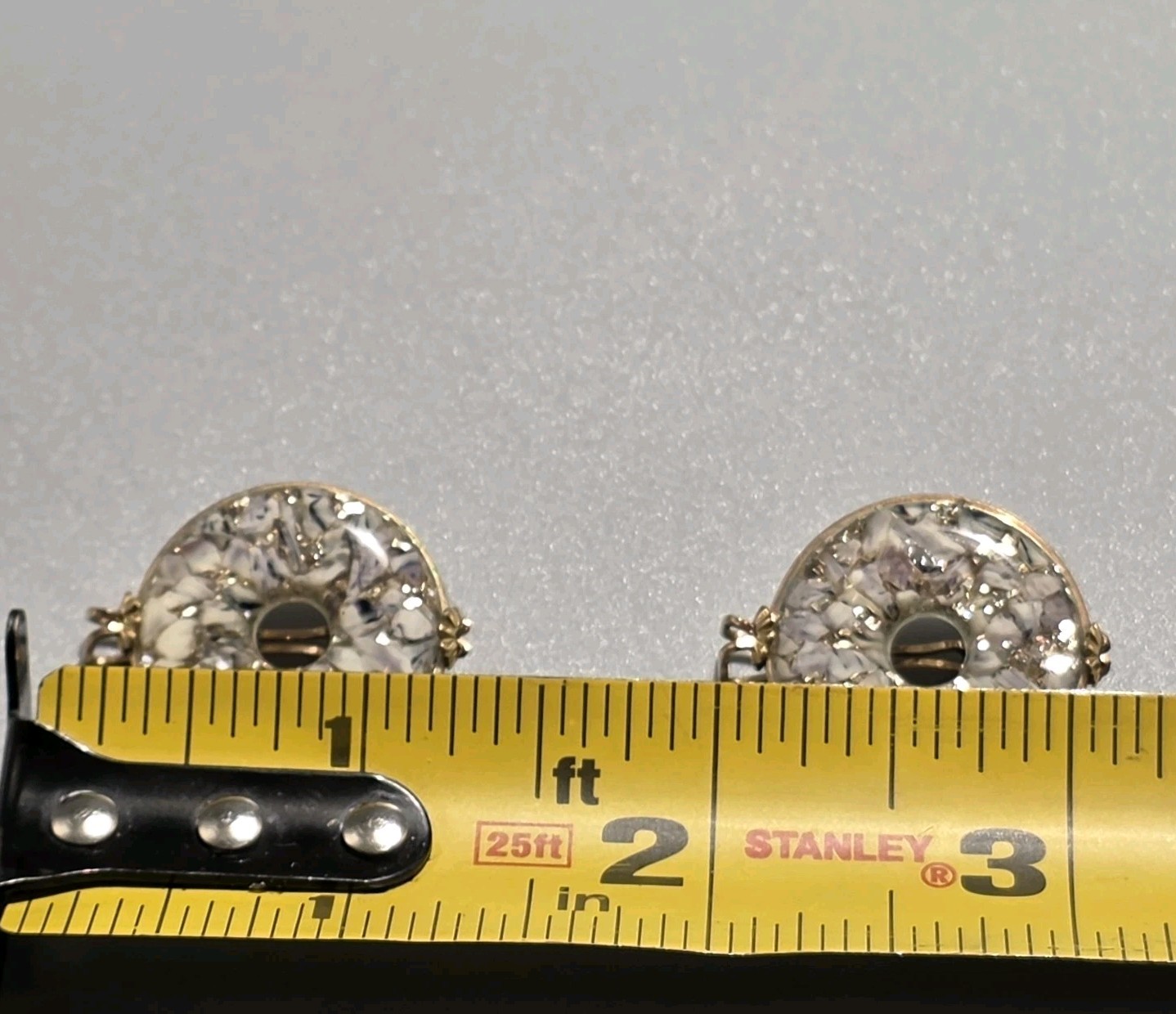 Vtg Hillcraft Castlecraft Comfort Clip Earrings Doughnut Shape Confetti Lucite