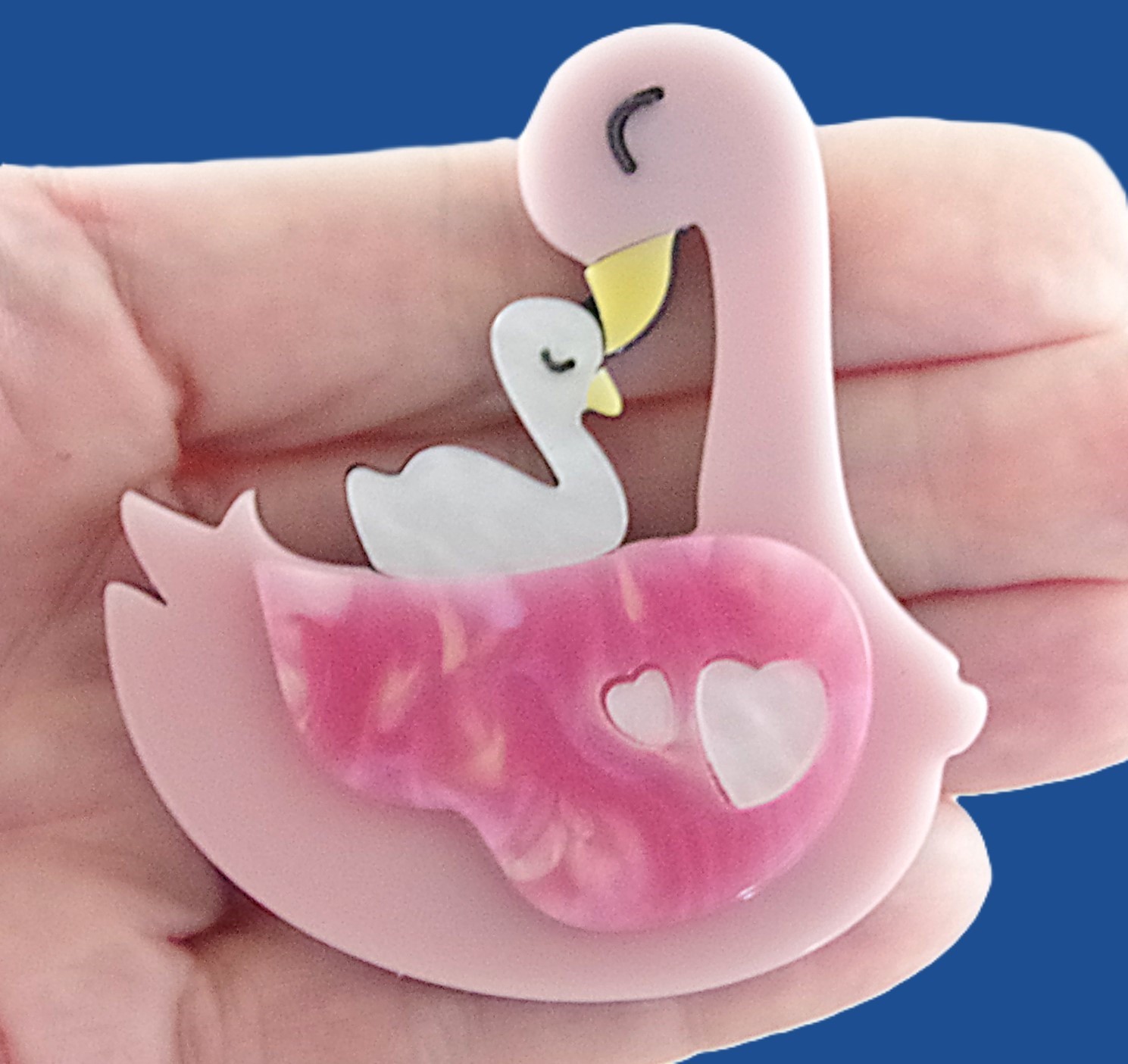 Cute! 2.5″ NWOT MOTHER & BABY SWAN BIRDS LAYERED ACRYLIC MOTHER’S DAY BROOCH PIN