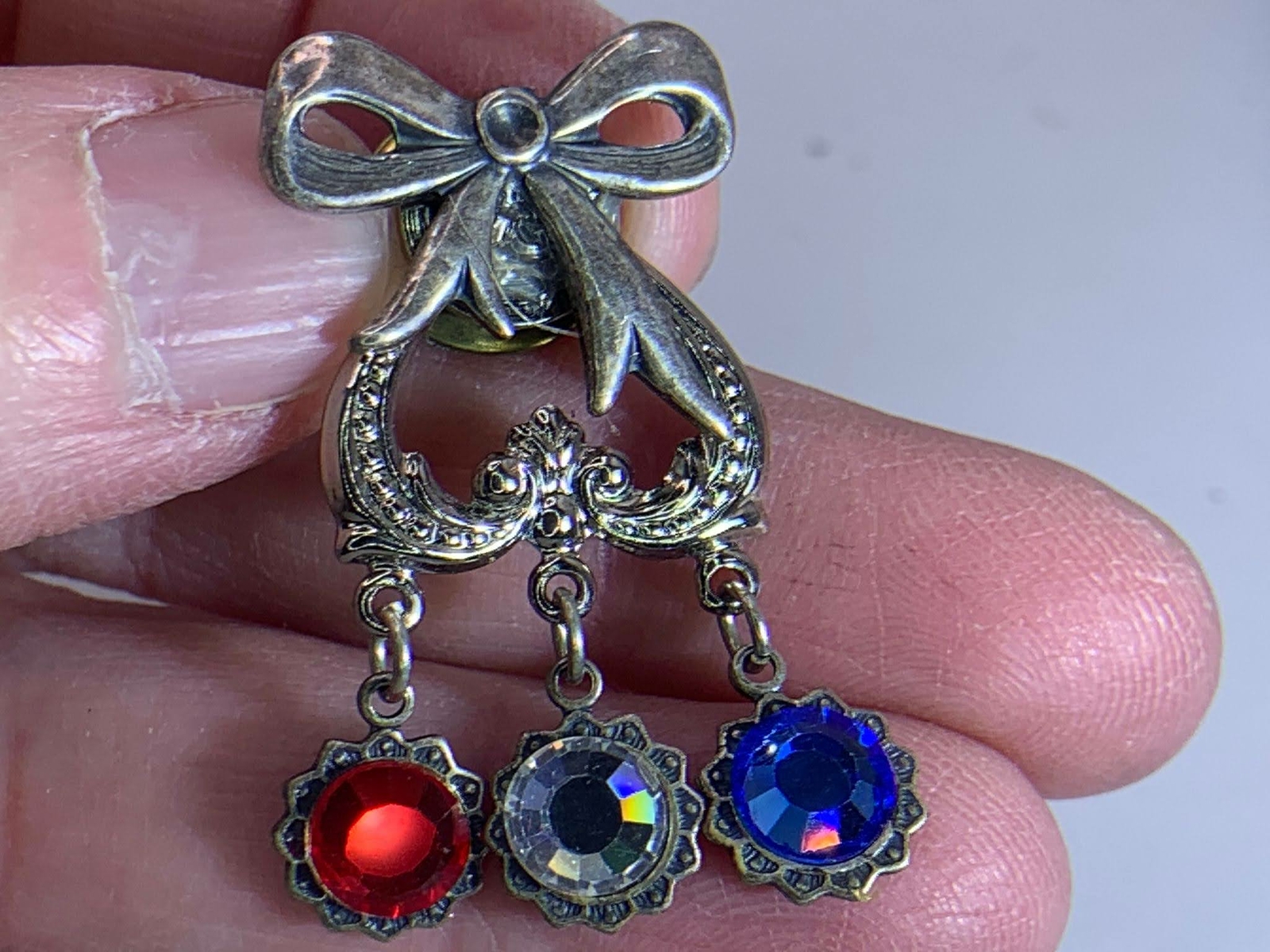 Bow with Patriotic Dangle Rhinestone Vintage Silver Pin Brooch V-3668