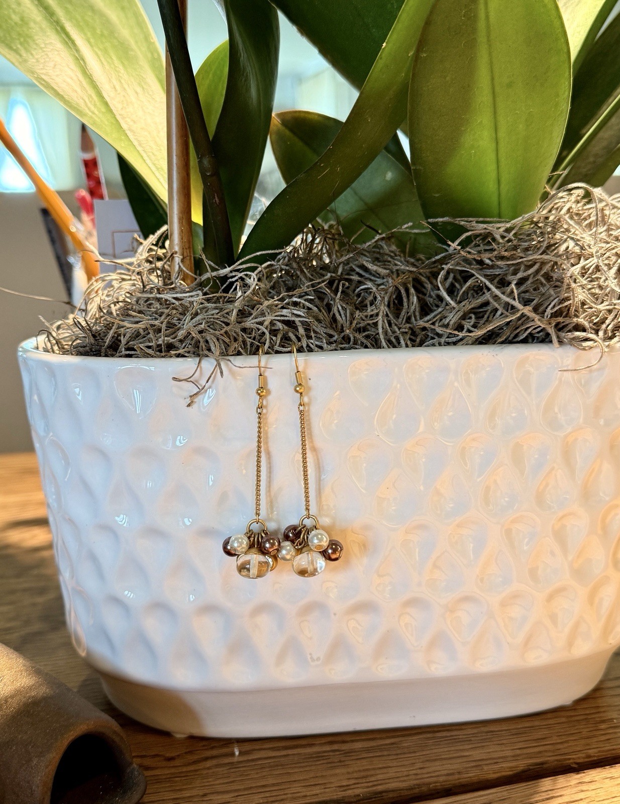 Gold Tone Chain Dangle Drop Earrings Simulated Pearl & Brown Glass Cluster Hook