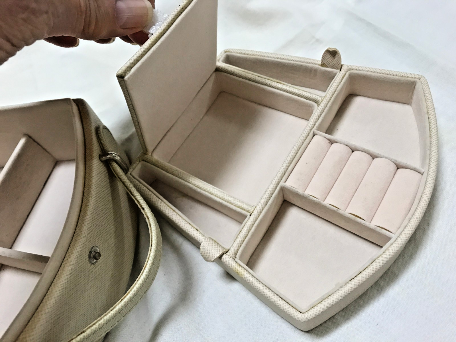 VINTAGE COMPACT JEWELLERY CARRY CASE