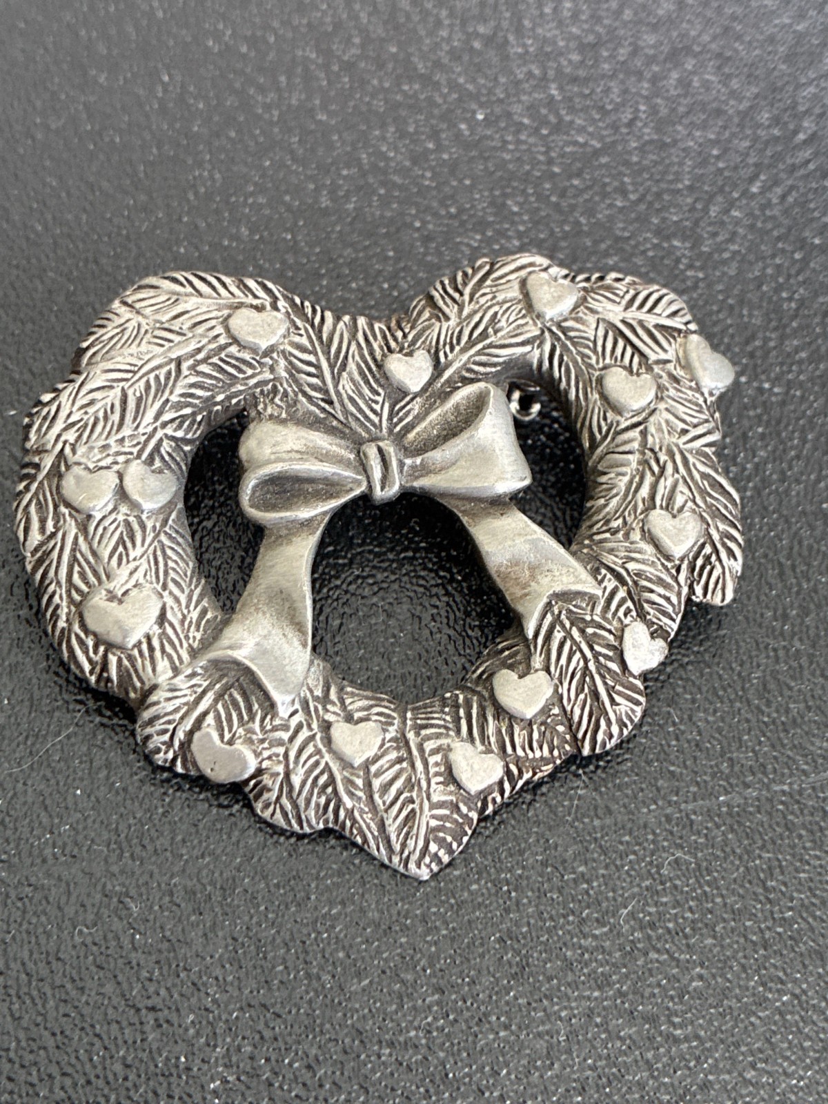 Vintage 1993 Seagull Canada Pewter Heart Wreath Brooch Pin