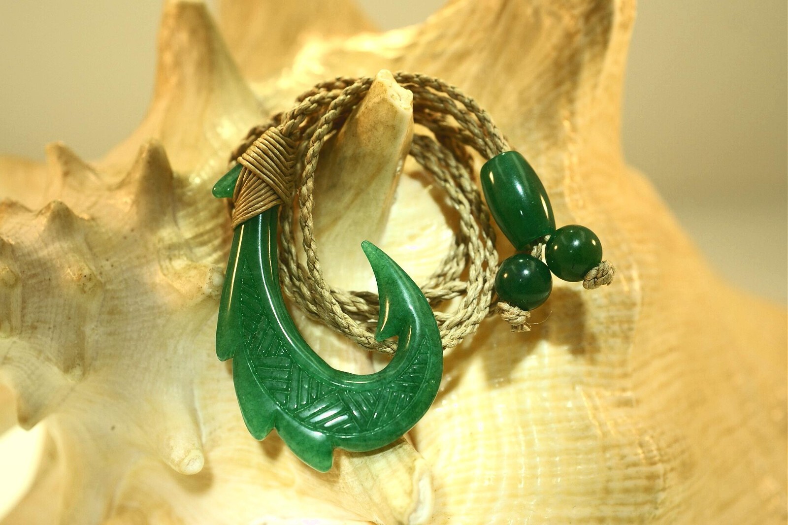 30MM HAND-CARVED GREEN JADE HAWAIIAN POLYNESIAN MAKAU SHARK FISH HOOK NECKLACE