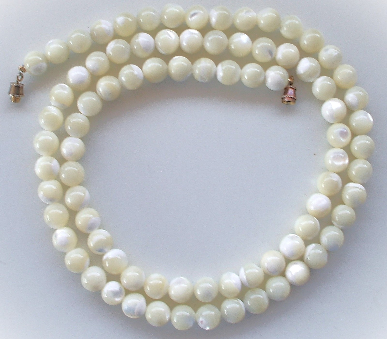 Vintage Estate 28″ 8.7mm White Mother Of Pearl Round Bead Necklace w/Box VGC