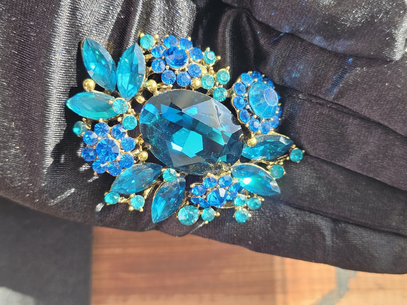 Large Brooch/Pendant Rhinestones Shades Of Blues Sparkling Bling Fashion Jewelry