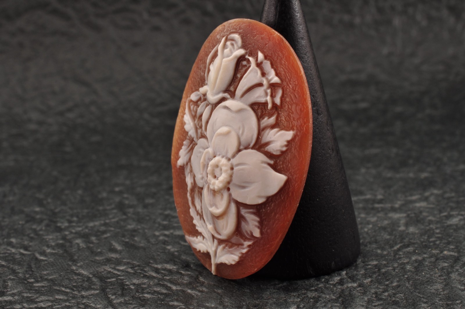Vintage oval shape Sardonyx shell cameo, carved “Lily motif” (total 25.0ct).