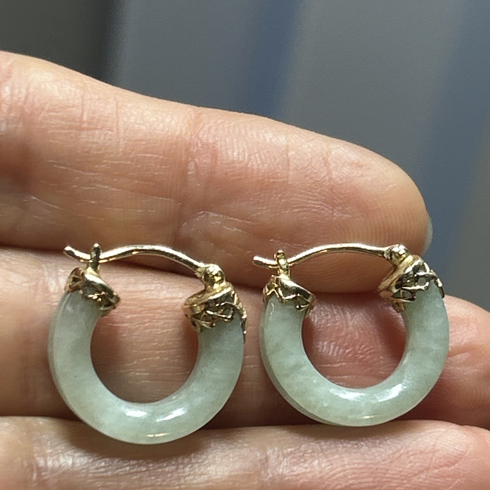 36. Vintage 14K Yellow Gold Light Green Jade Hoop Snap Earrings 17.4mm, 5.3g