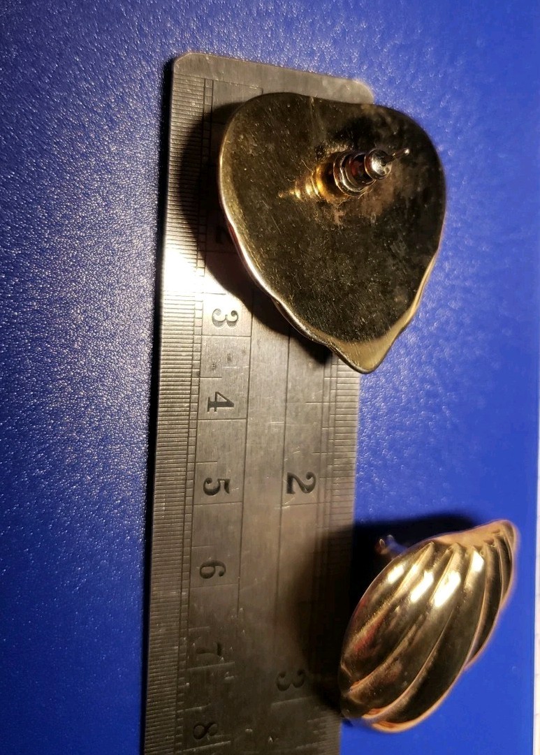 Gold-tone Hollow Stud Pierced Earrings Light Weight Leaf/heart Shape 1.25″x1.25″