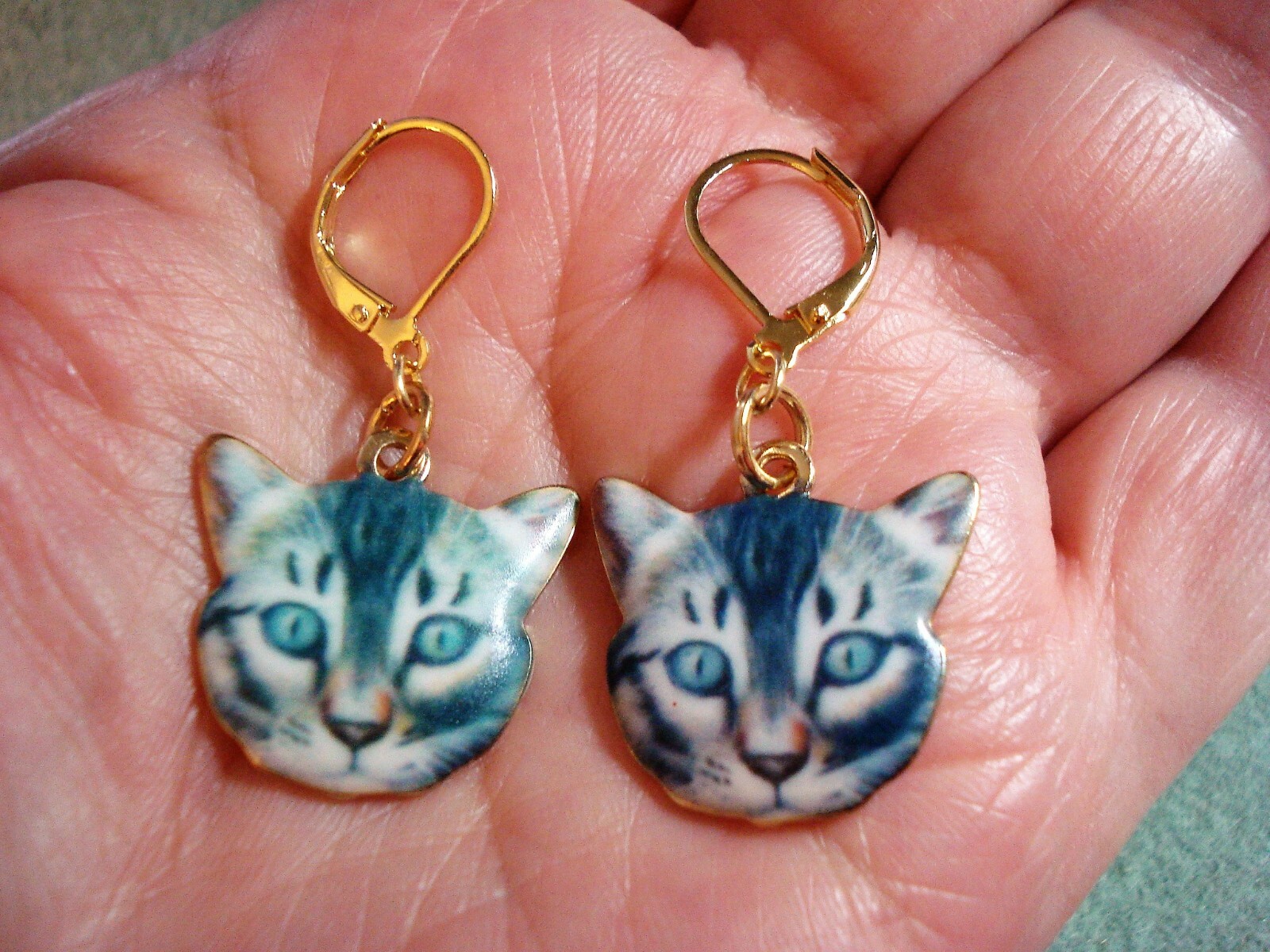 1 5/8″ Drop Dangle Colorful Gray Tabby Cat Face Gold Plated Leverback Earrings