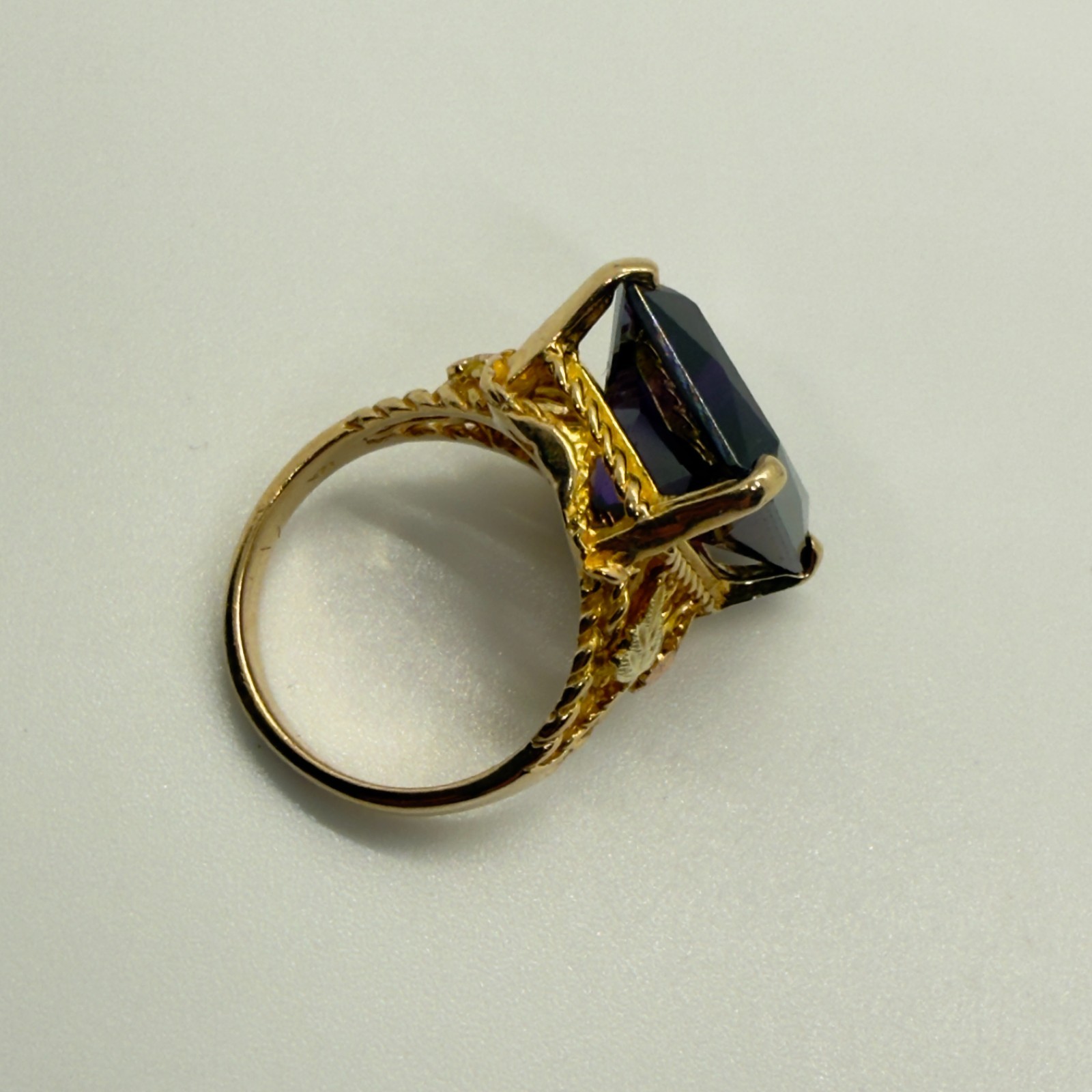 Vintage Landstrom’s Black Hills Gold 10K & 12K Synthetic Alexandrite Ring Sz 6