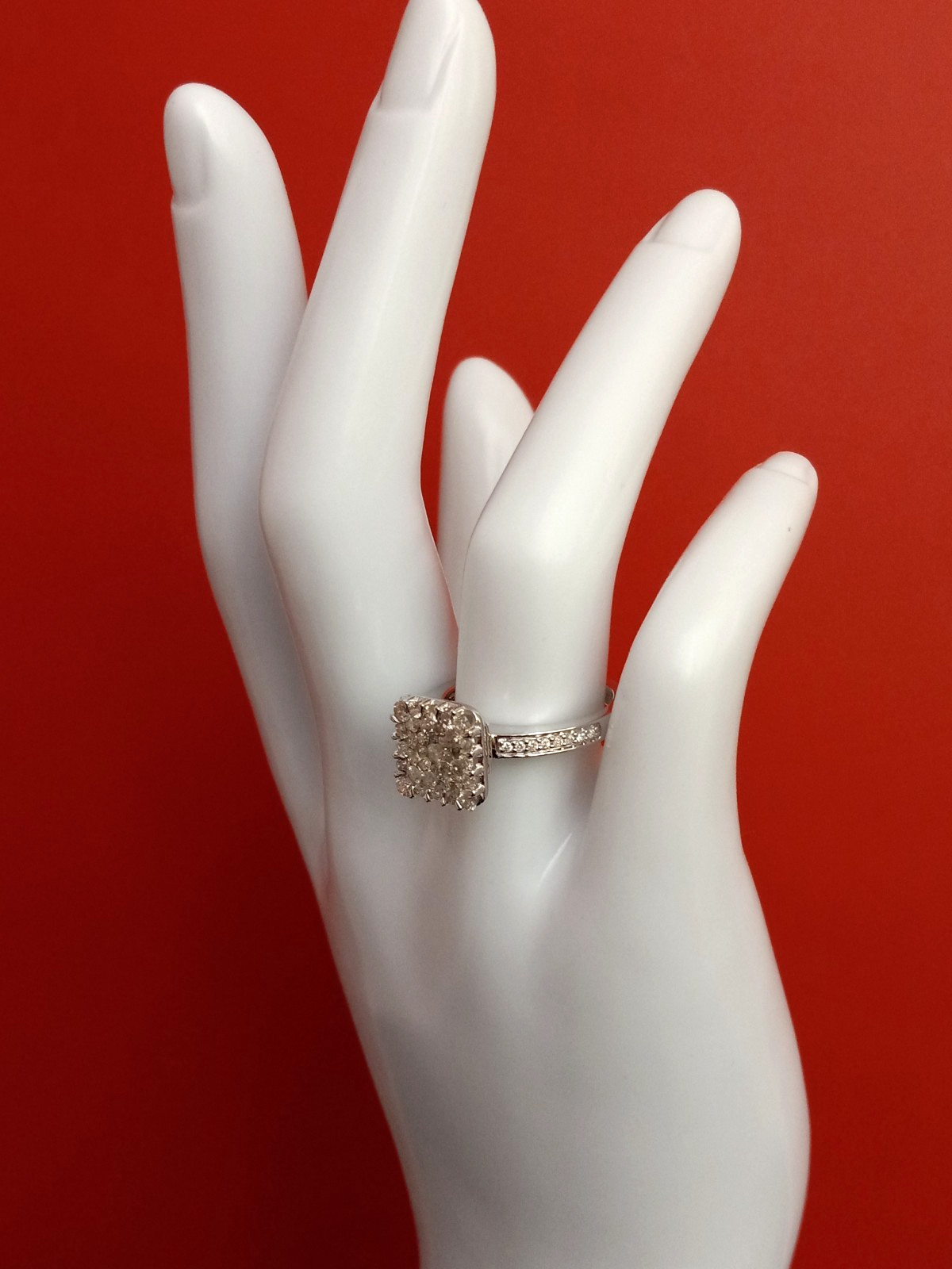 1ct Diamond (H 12) Ring in 10K White Gold Size 7, 3.70g