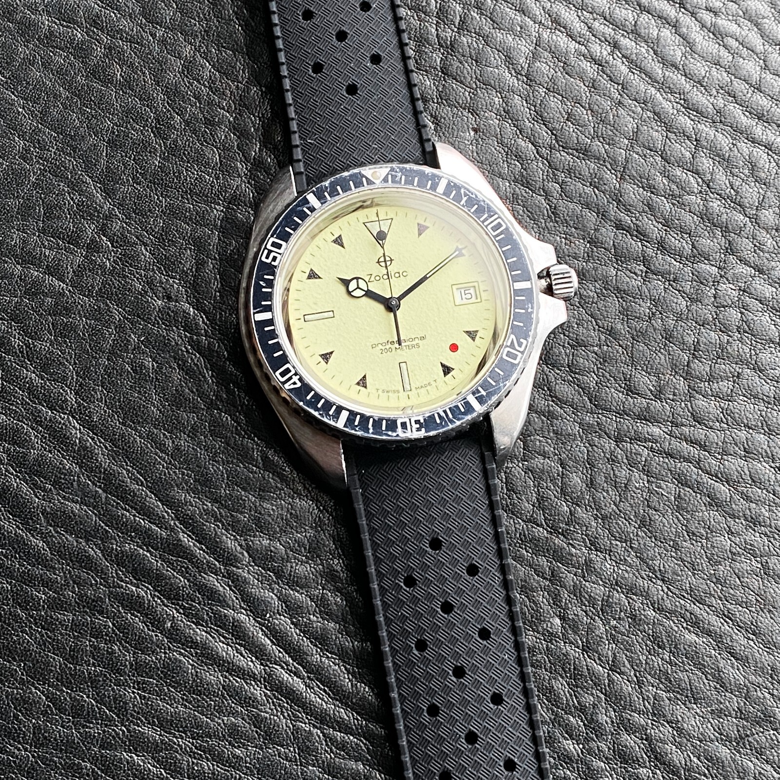 EXCELLENT ZODIAC VINTAGE RED POINT RED DOT 106.21.07 QUARTZ DIVER SWISS