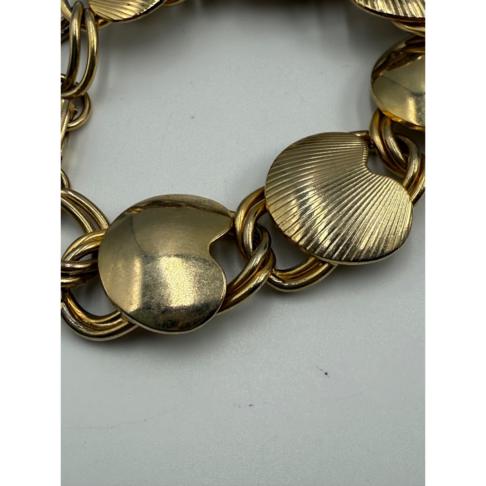 Vintage Gold Tone Ribbed Heart Disc Chunky Link Bracelet Fold Over Clasp 7.5″