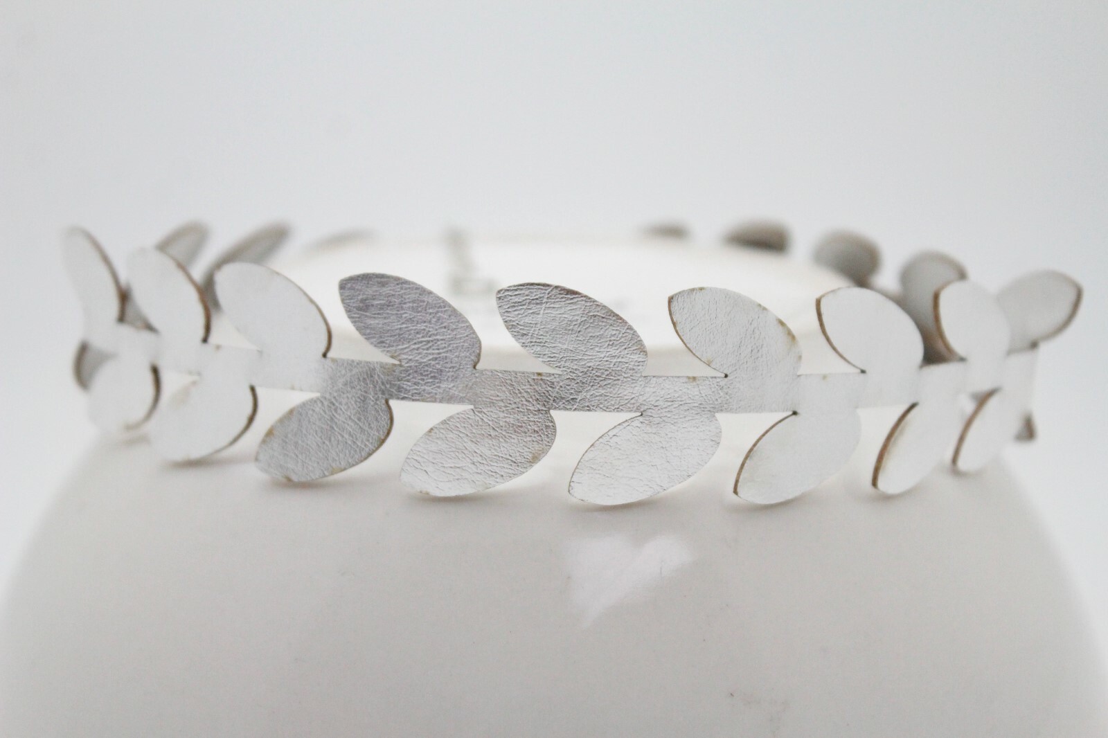 Women Fashion Jewelry Choker Necklace Metallic Silver Faux Leather Leaf Fabric