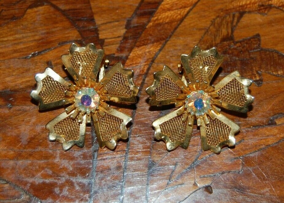 ELEGANT VTG COUTURE GOLDEN MESH FLOWER RAINBOW RHINESTONE STATEMENT CLIP EARRING